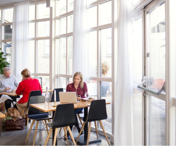 Rodzaje roletek materiałowych – poradnik dla Twojego domu